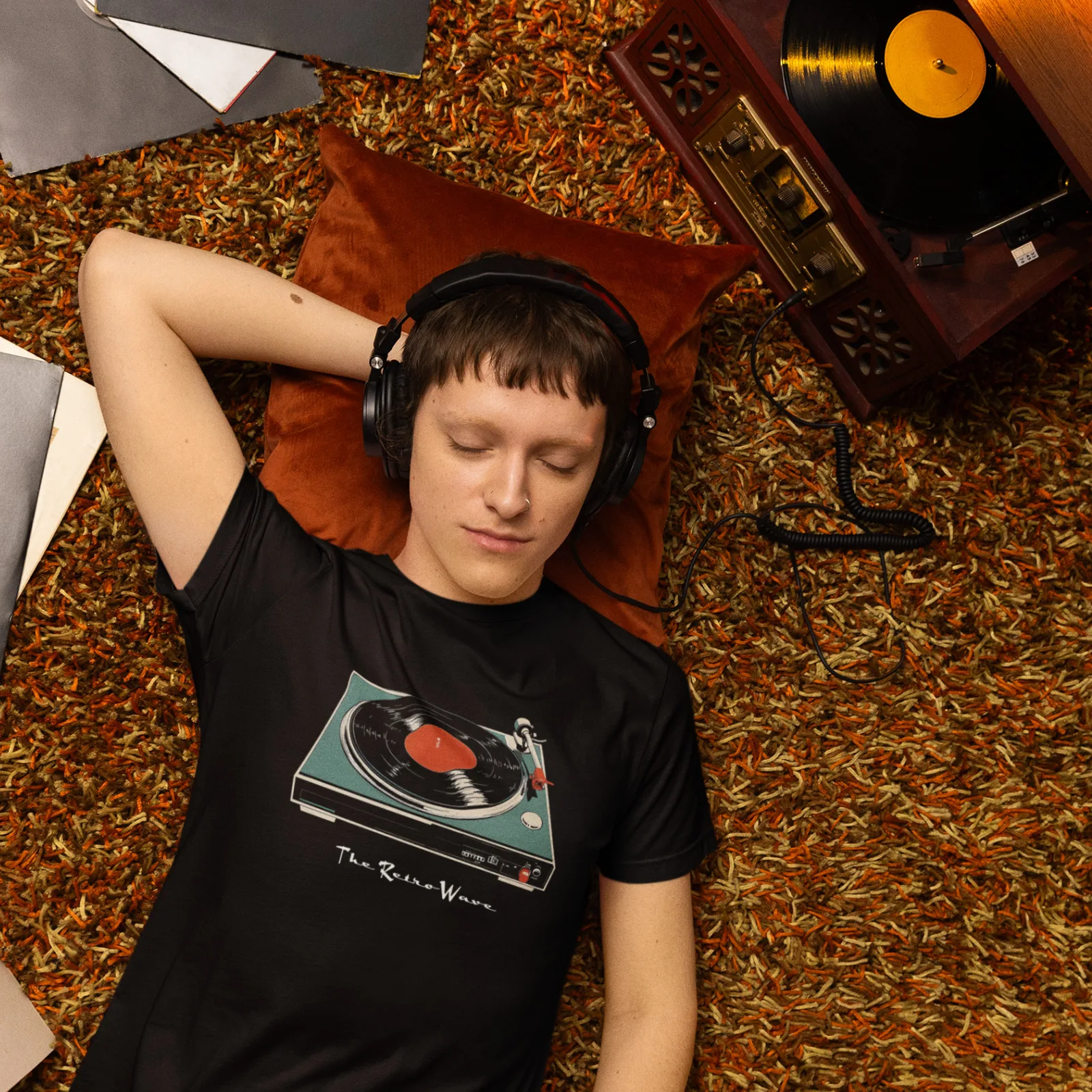 T-shirt Retro Platenspeler – Retro Style Wear – T-Shirt Retro Platenspeler voor Muziekliefhebbers (detail 2)