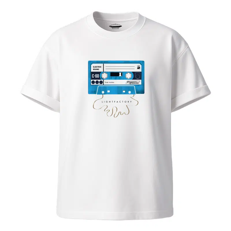 Heren T-Shirt met Cassette Audio Tape Design – Lichtstadkunst – Heren T-Shirt met Cassette Audio Tape Design (detail 2)