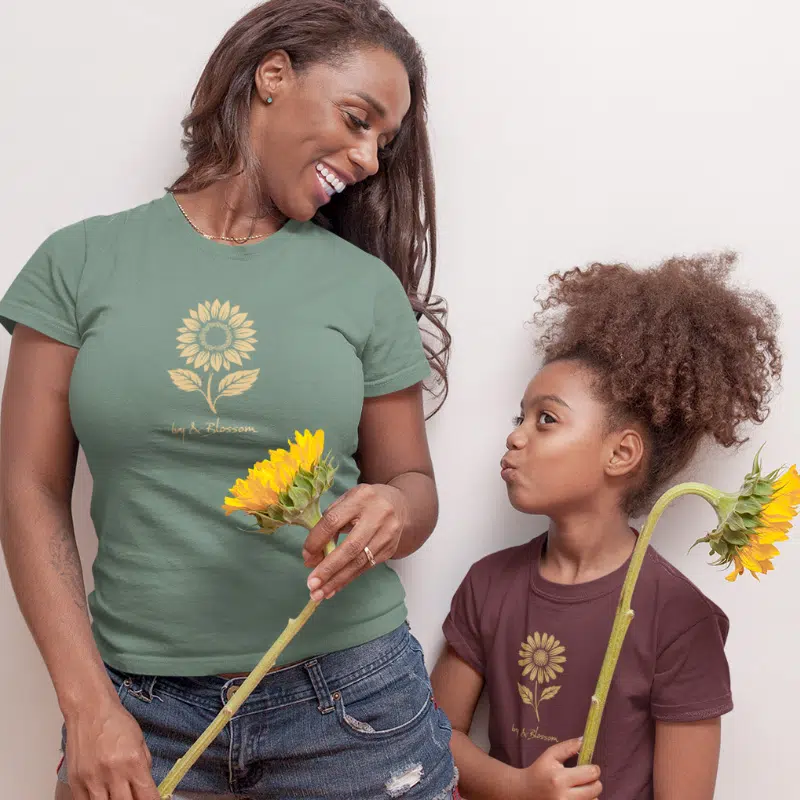 T-shirt Golden Sunflower – Ivy & Blossom, Sale – T-shirt Golden Sunflower – Ivy & Blossom (detail 2)