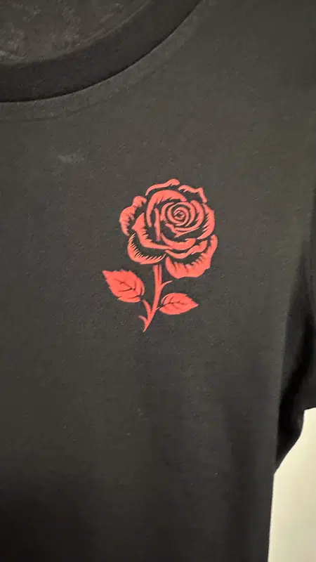 T-Shirt Dames Red Rose – Sale, T-shirt Sassy Style – T-Shirt Dames Red Rose maat XS (detail 2)