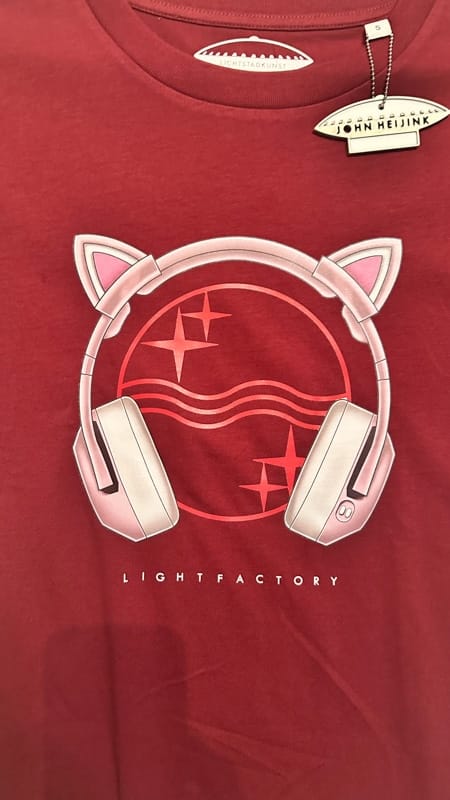 Dames T-shirt Headphone Kitty – Sale, Lichtstadkunst – Dames T-shirt Headphone Kitty Burgundy - Maat S (detail 2)