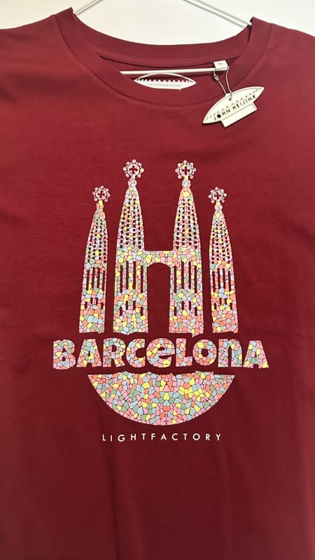 Dames T-shirt Barcelona – Sale, Lichtstadkunst – Dames T-shirt Barcelona Burgundy - Maat XL (detail 2)