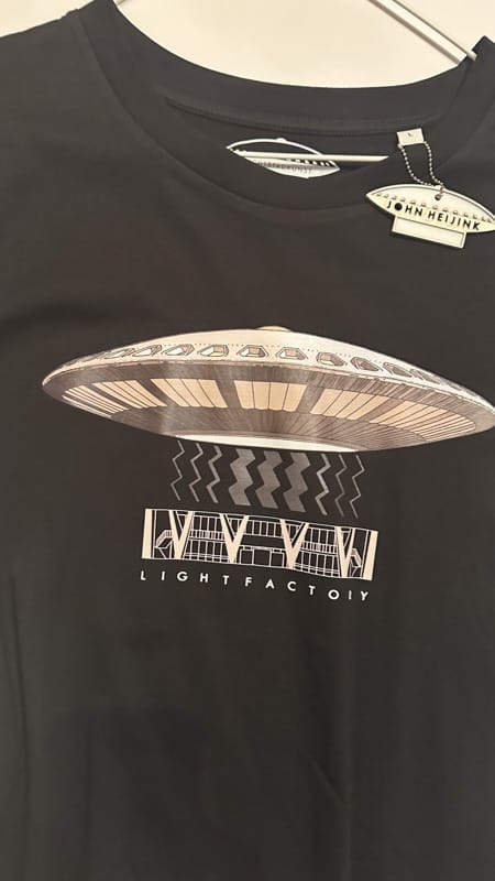 Dames T-shirt Evoluon Zwart – Sale, Lichtstadkunst – Dames T-shirt Evoluon Zwart - Maat L (detail 2)