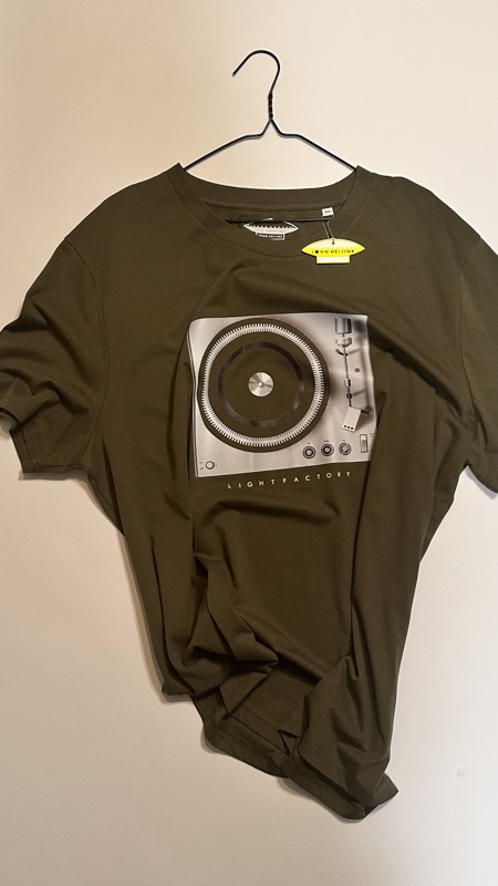 Retro Turntable T-shirt – Sale, Lichtstadkunst – Retro Turntable T-shirt Khaki - Maat XXXL