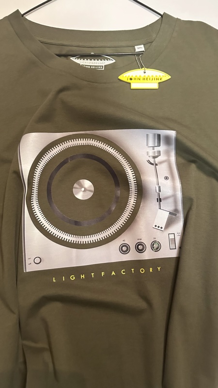 Retro Turntable T-shirt – Sale, Lichtstadkunst – Retro Turntable T-shirt Khaki - Maat XL (detail 2)