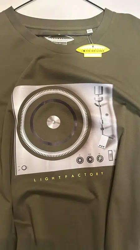 Retro Turntable T-shirt – Sale, Lichtstadkunst – Retro Turntable T-shirt Khaki - Maat XL (detail 2)