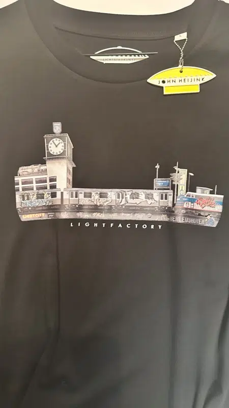 T-shirt Berleintoven Zwart – Sale, Lichtstadkunst – T-shirt Berleintoven Zwart - Maat L (detail 2)