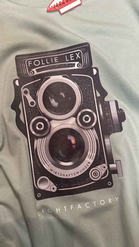 Folierex Camera T-shirt – Sale, Lichtstadkunst – Folierex Camera T-shirt in Aloe - Maat XXL (detail 2)