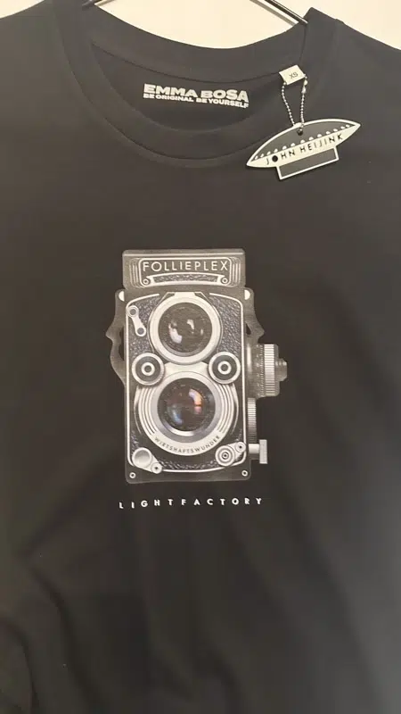 Folierex Camera T-shirt – Sale, Lichtstadkunst – Folierex Camera T-shirt Zwart - Maat XS (detail 2)