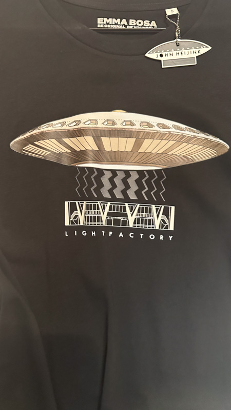 Evoluon UFO T-shirt – Sale, Lichtstadkunst – Evoluon UFO T-shirt Zwart - Maat S (detail 2)