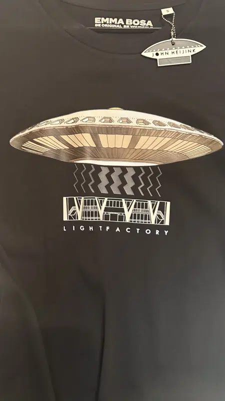 Evoluon UFO T-shirt – Sale, Lichtstadkunst – Evoluon UFO T-shirt Zwart - Maat S (detail 2)