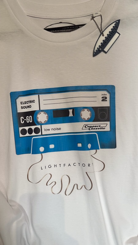 T-shirt Tape Wit – Sale, Lichtstadkunst – T-shirt Tape Wit - Maat XL (detail 2)