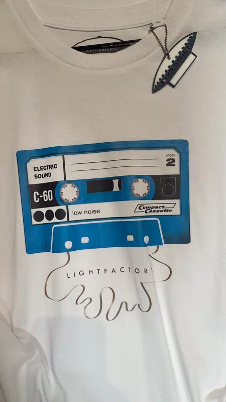 T-shirt Tape Wit – Sale, Lichtstadkunst – T-shirt Tape Wit - Maat XL (detail 2)