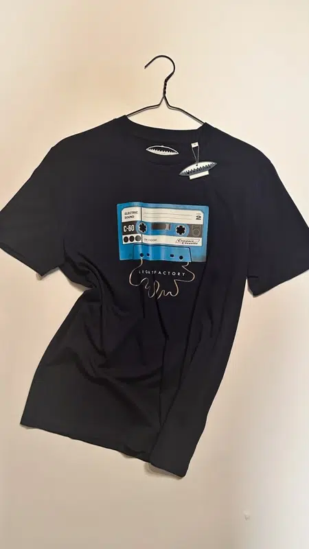 T-shirt Tape Zwart – Sale, Lichtstadkunst – T-shirt Tape Zwart Maat S - Stijlvol en Comfortabel